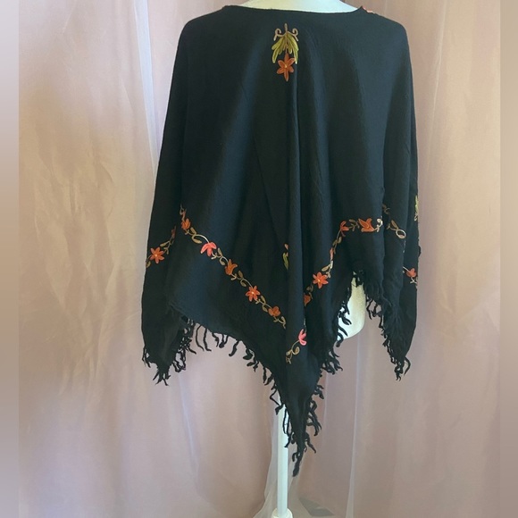 Woollen Poncho with Kashmiri Floral Embroidery and Lining BB111 - Picture 7 of 8